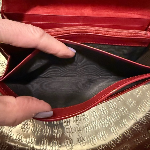 Gucci Red Clutch with Glossy Finish and Fold-Over Design - Picture 8 of 15